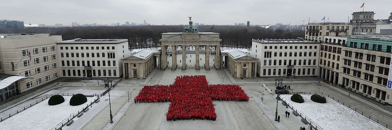 Jubiläum 150 Jahre DRK: Rotes Kreuz vor dem Brandenburger Tor in Berlin Jubiläum 150 Jahre DRK: Rotes Kreuz vor dem Brandenburger Tor in Berlin